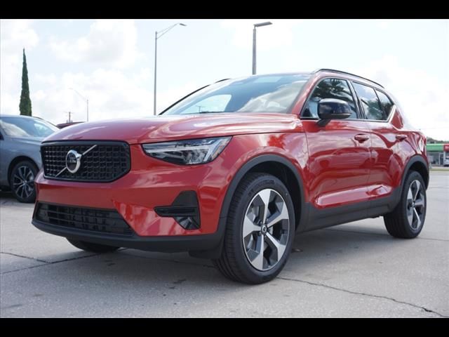 2024 Volvo XC40 Core Dark Theme