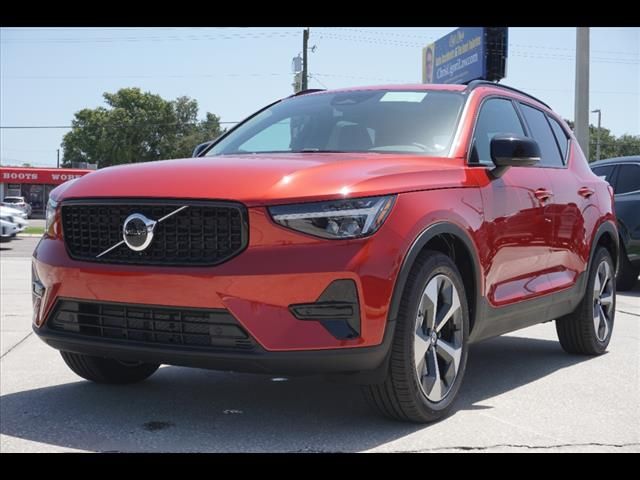 2024 Volvo XC40 Core Dark Theme