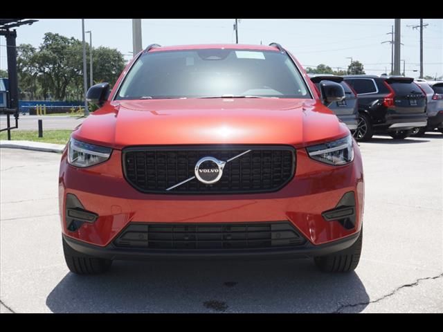 2024 Volvo XC40 Core Dark Theme