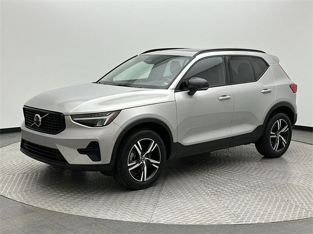 2024 Volvo XC40 Core Bright Theme