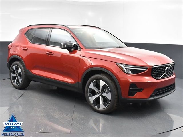 2024 Volvo XC40 Core Dark Theme