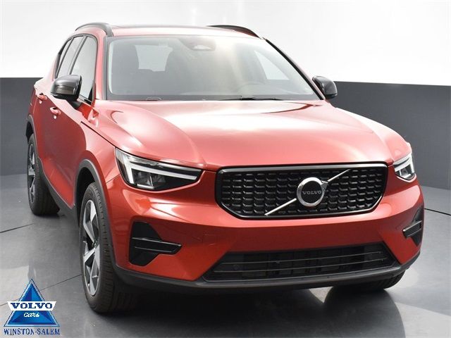 2024 Volvo XC40 Core Dark Theme