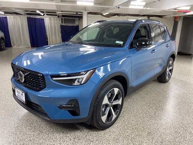 2024 Volvo XC40 Core Dark Theme