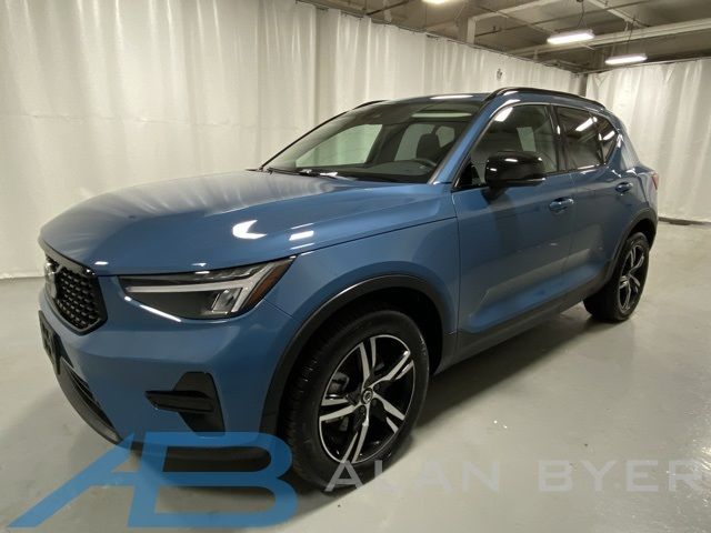 2024 Volvo XC40 Core Dark Theme