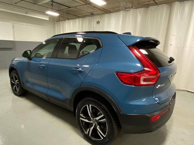 2024 Volvo XC40 Core Dark Theme