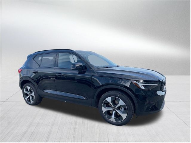 2024 Volvo XC40 Core Dark Theme