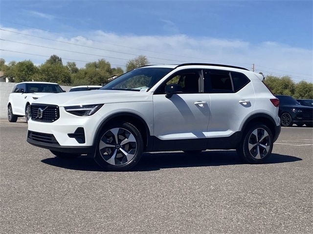 2024 Volvo XC40 Core Dark Theme