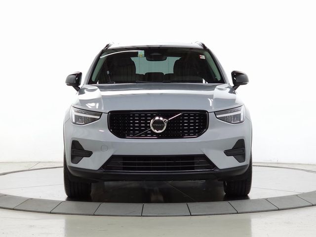 2024 Volvo XC40 Core Dark Theme