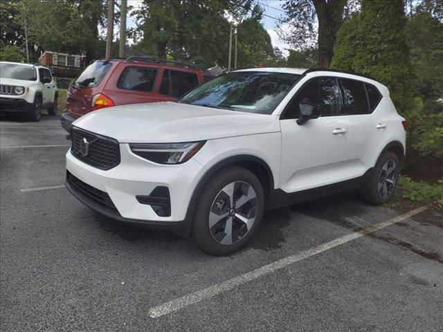 2024 Volvo XC40 Core Dark Theme