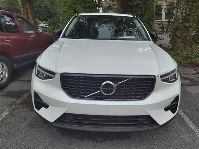 2024 Volvo XC40 Core Dark Theme