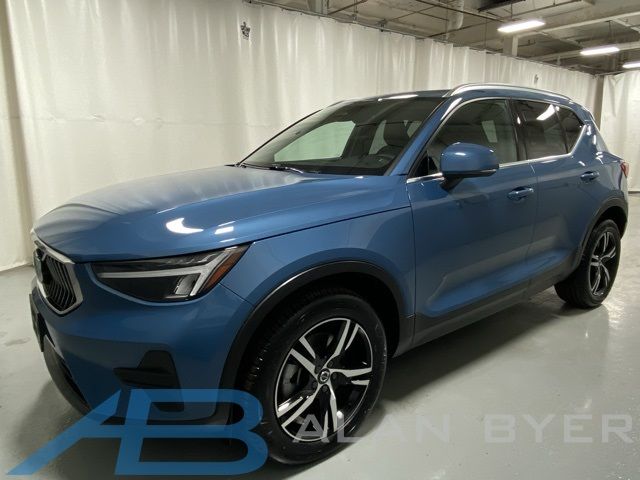 2024 Volvo XC40 Core Bright Theme