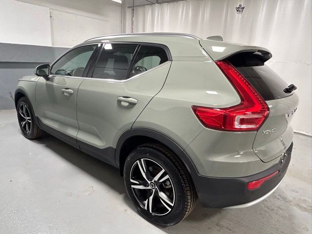 2024 Volvo XC40 Core Bright Theme