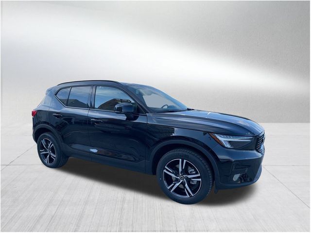 2024 Volvo XC40 Core Dark Theme