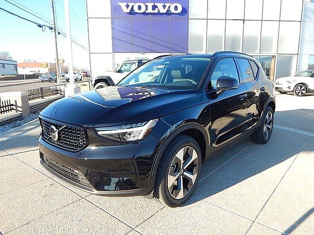 2024 Volvo XC40 Core Dark Theme