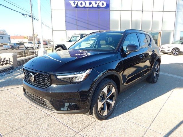 2024 Volvo XC40 Core Dark Theme