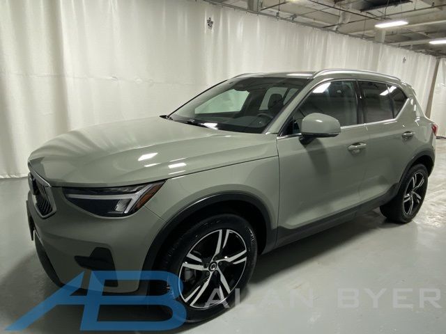 2024 Volvo XC40 Core Bright Theme