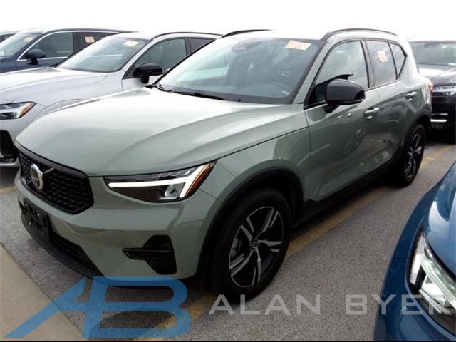 2024 Volvo XC40 Core Dark Theme