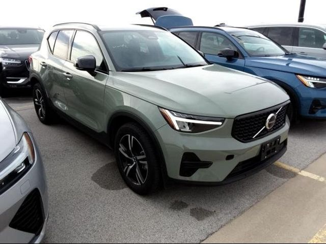 2024 Volvo XC40 Core Dark Theme