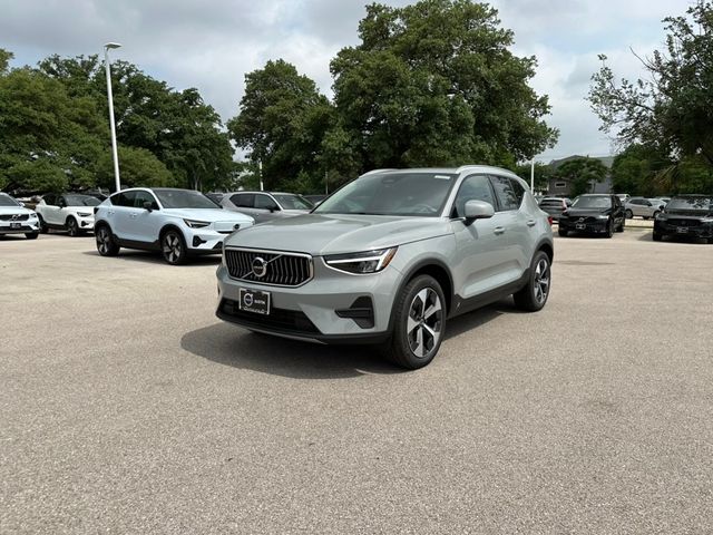 2024 Volvo XC40 Core Bright Theme