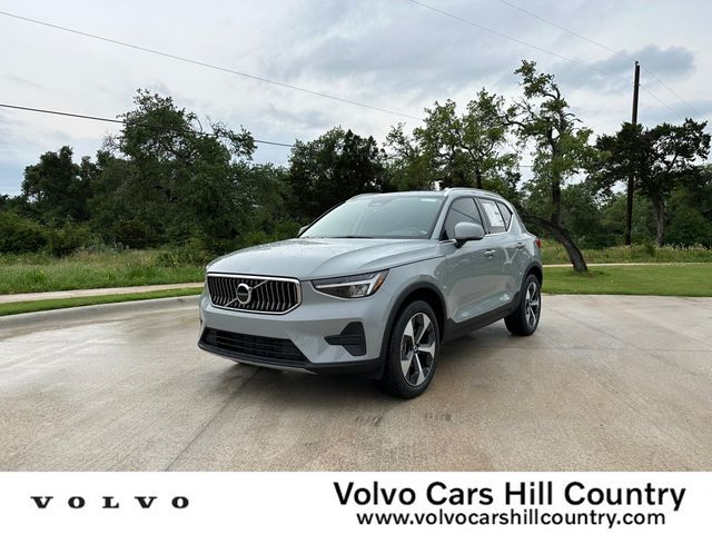 2024 Volvo XC40 Core Bright Theme