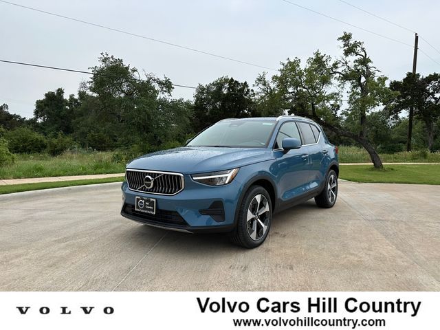 2024 Volvo XC40 Core Bright Theme