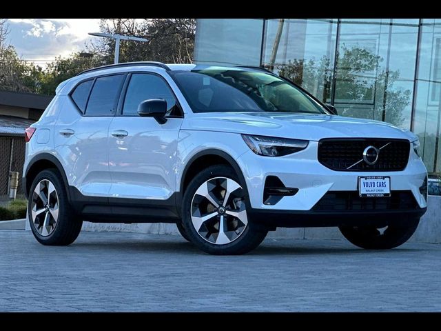 2024 Volvo XC40 Core Bright Theme