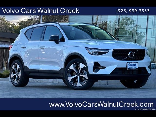 2024 Volvo XC40 Core Bright Theme