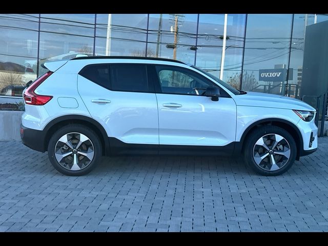 2024 Volvo XC40 Core Bright Theme