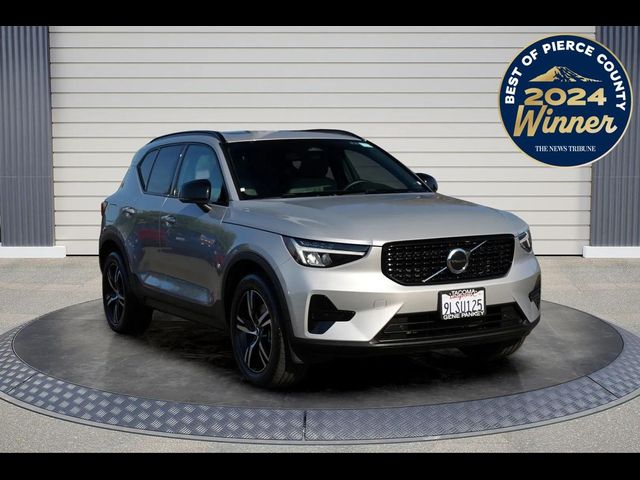 2024 Volvo XC40 Core Dark Theme