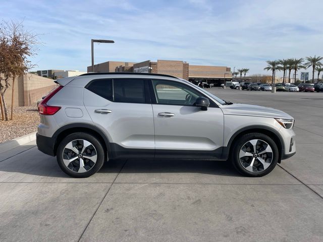 2024 Volvo XC40 Core Dark Theme