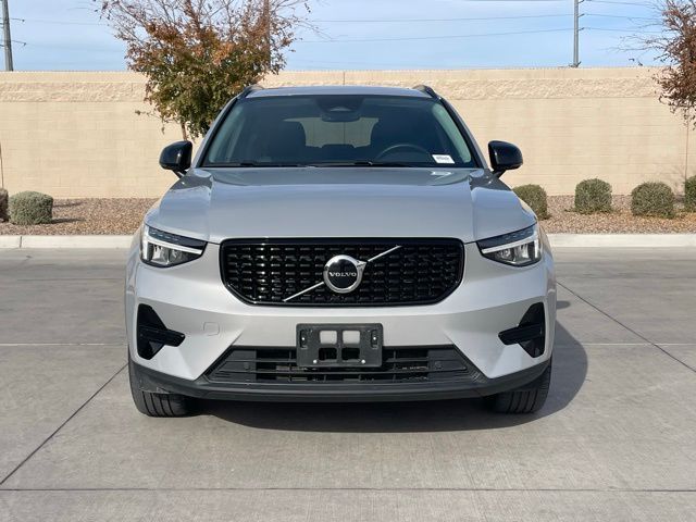 2024 Volvo XC40 Core Dark Theme