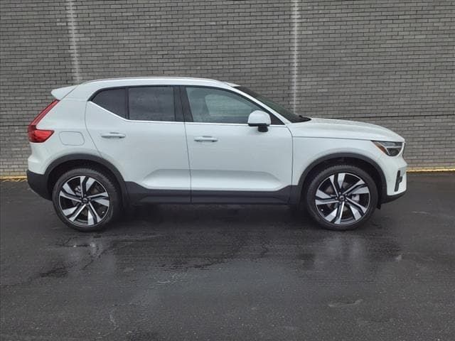 2024 Volvo XC40 Plus Bright Theme