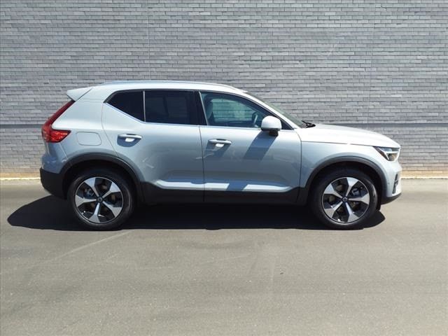 2024 Volvo XC40 Plus Bright Theme