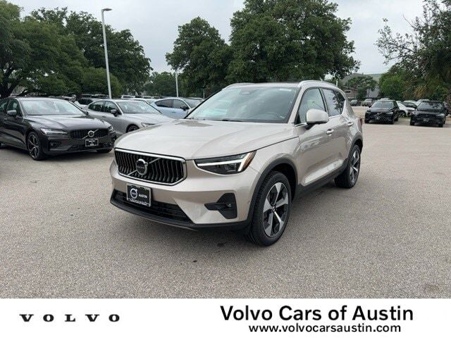 2024 Volvo XC40 Plus Bright Theme