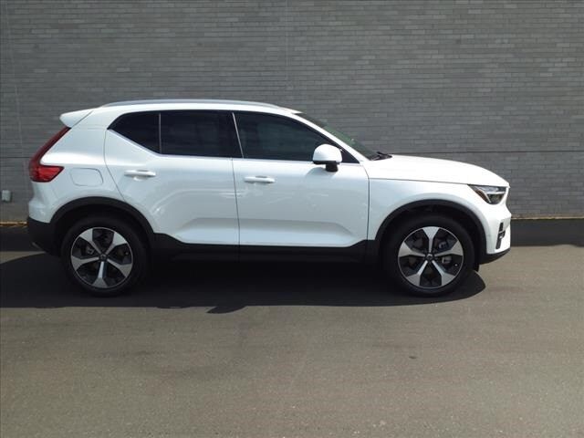 2024 Volvo XC40 Plus Bright Theme