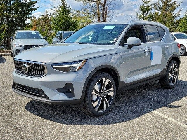 2024 Volvo XC40 Plus Bright Theme