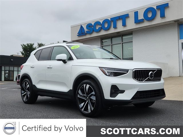 2024 Volvo XC40 Plus Bright Theme