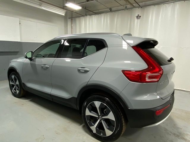 2024 Volvo XC40 Plus Bright Theme