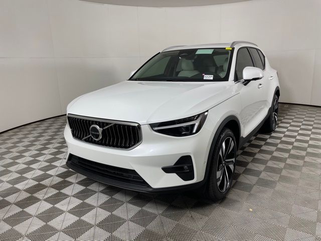 2024 Volvo XC40 Plus Bright Theme