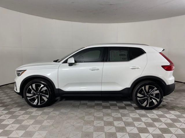 2024 Volvo XC40 Plus Bright Theme