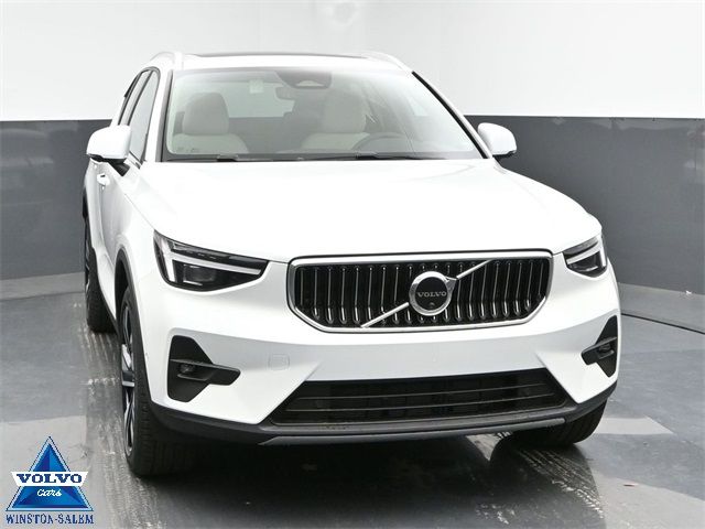 2024 Volvo XC40 Plus Bright Theme