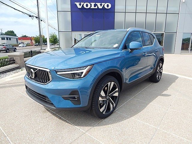 2024 Volvo XC40 Plus Bright Theme