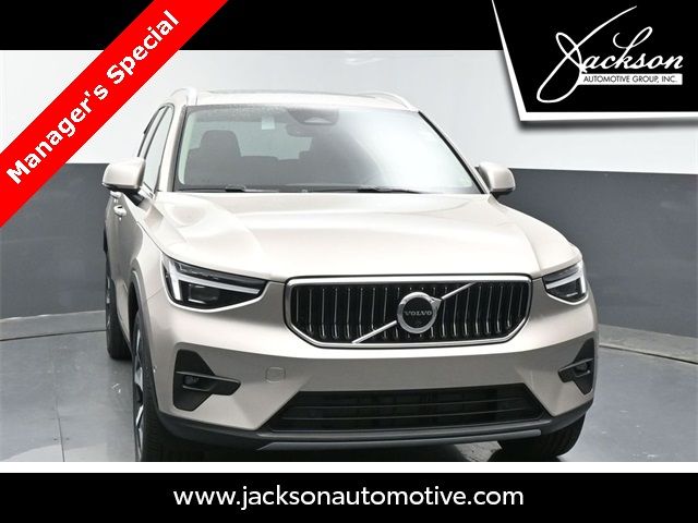 2024 Volvo XC40 Plus Bright Theme