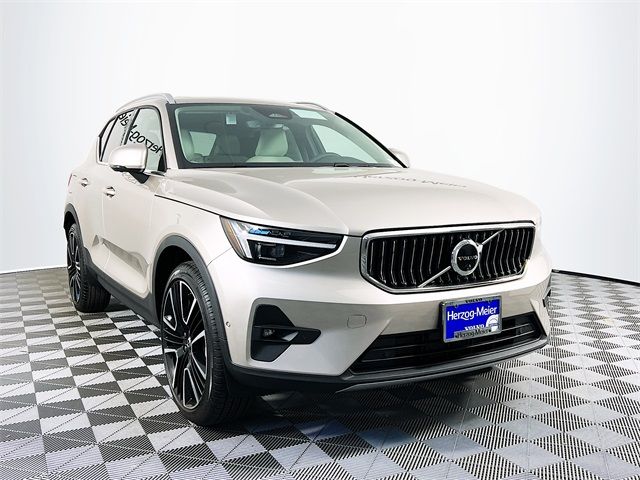 2024 Volvo XC40 Plus Bright Theme