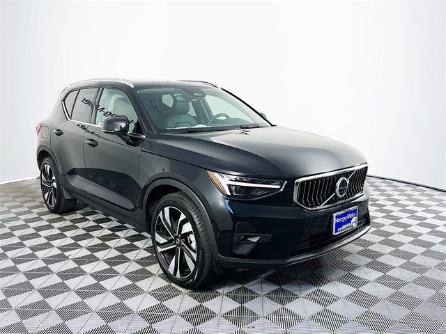 2024 Volvo XC40 Plus Bright Theme