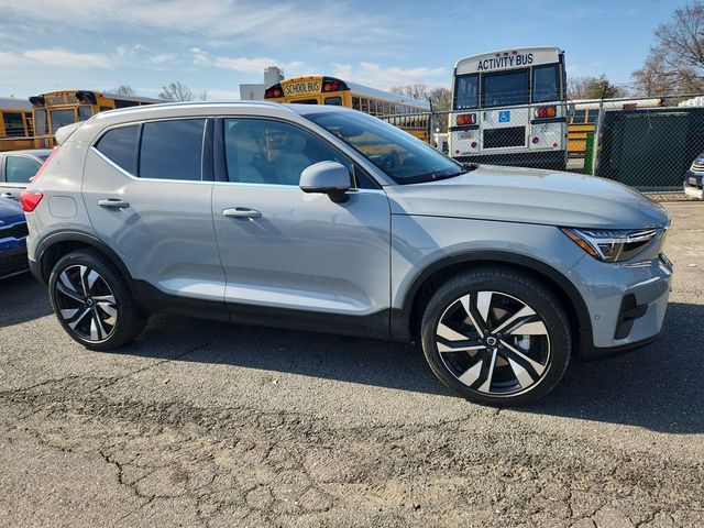 2024 Volvo XC40 Plus Bright Theme