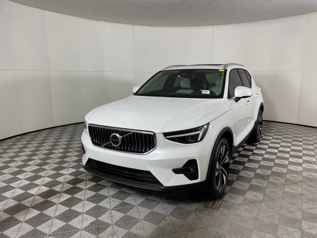 2024 Volvo XC40 Plus Bright Theme