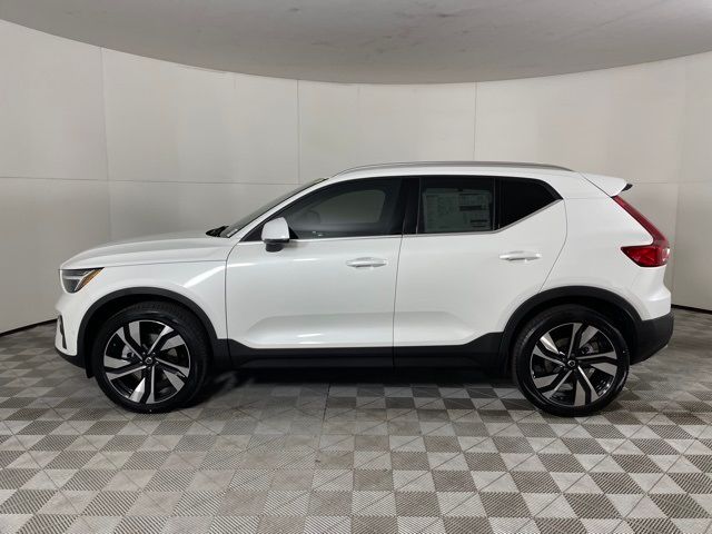 2024 Volvo XC40 Plus Bright Theme