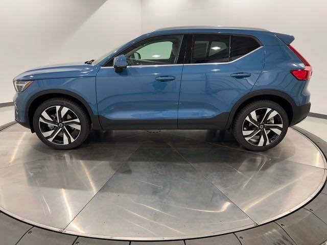 2024 Volvo XC40 Plus Bright Theme