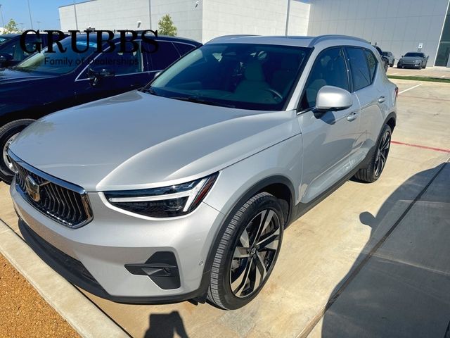 2024 Volvo XC40 Plus Bright Theme